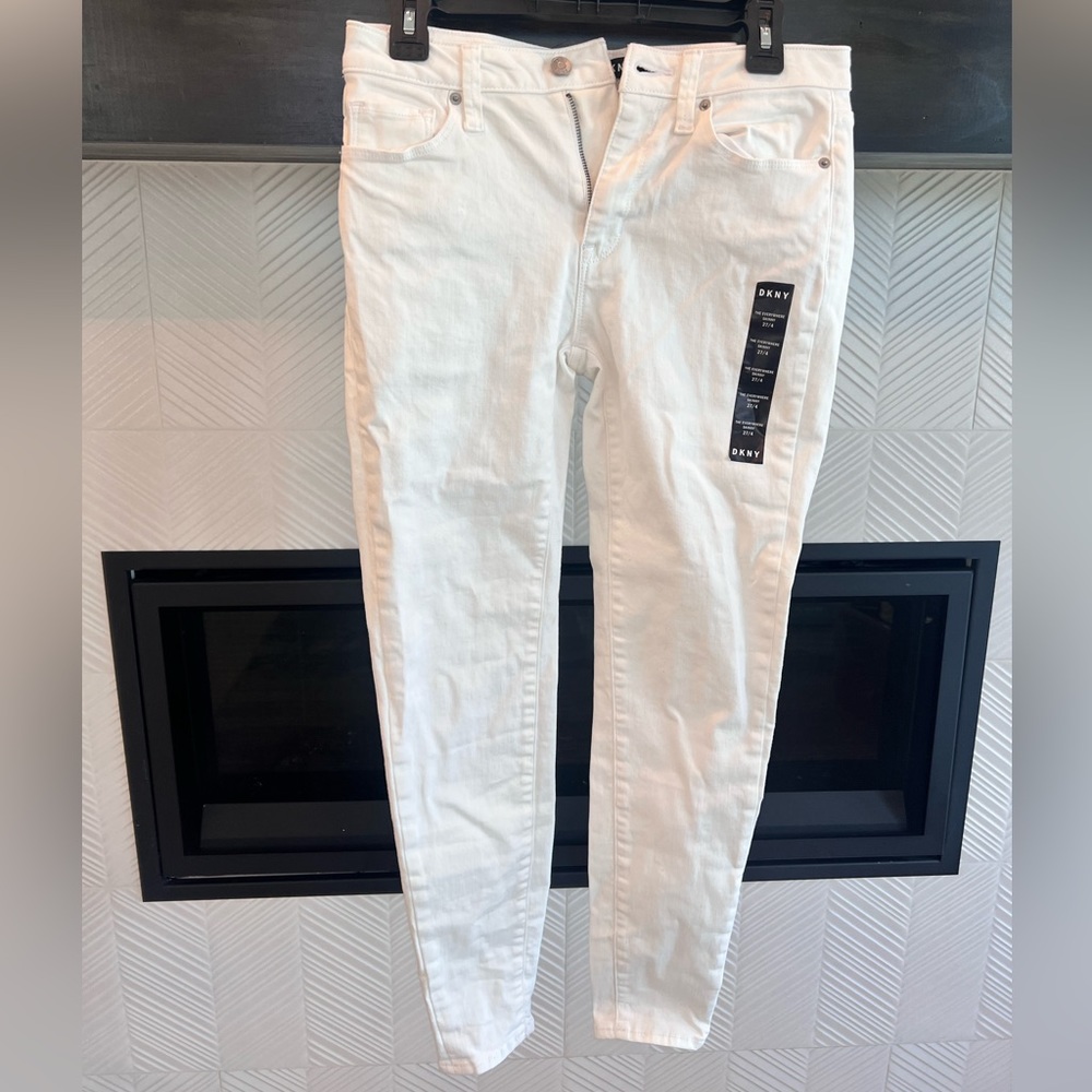 DKNY white skinny jeans. NWT